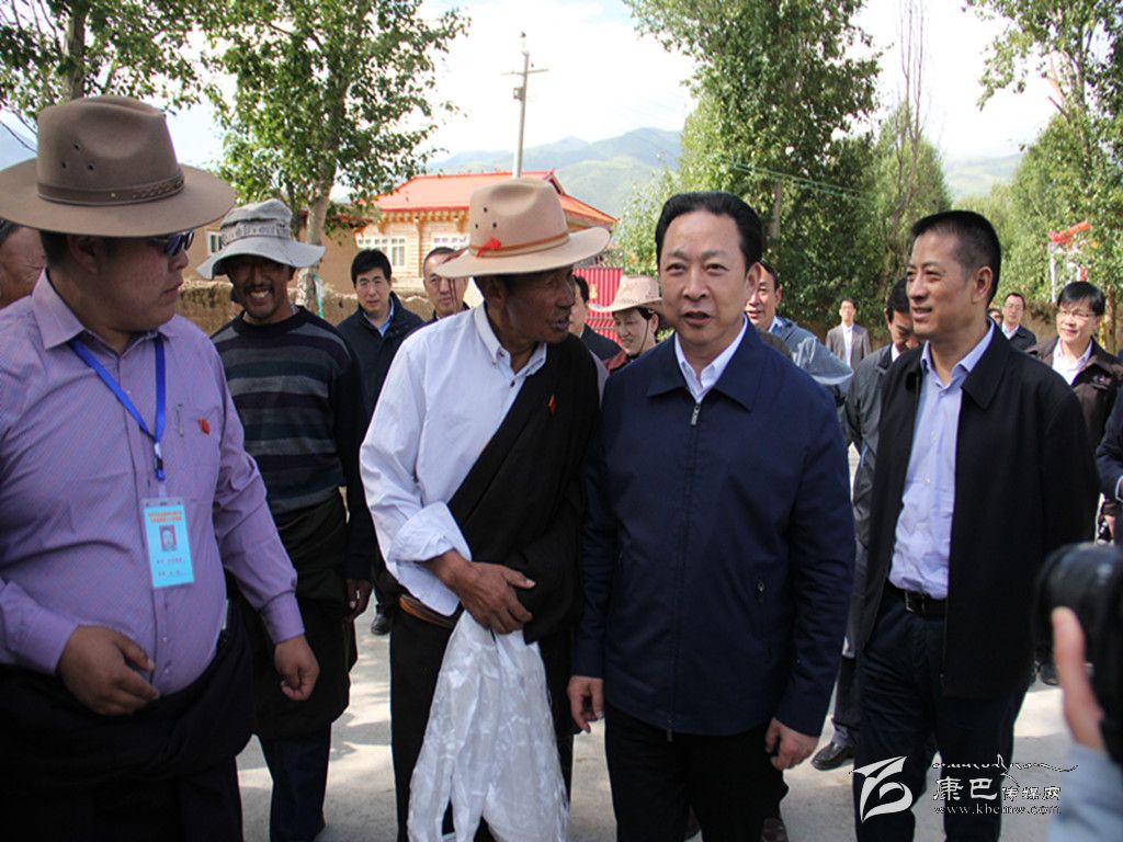 黃新初在甘孜縣調(diào)研指導(dǎo)扶貧開發(fā)工作、慰問對(duì)口支援我州的干部人才代表掠影