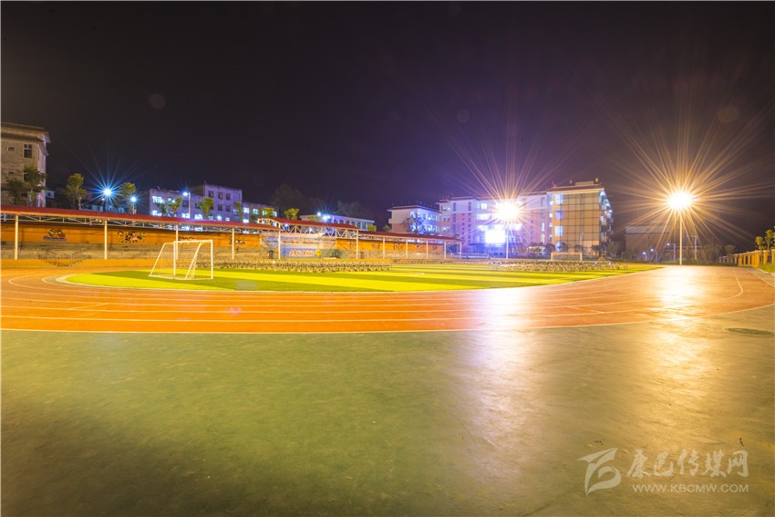 九龍灣壩寄宿制學(xué)?！白兡樣洝? onload=