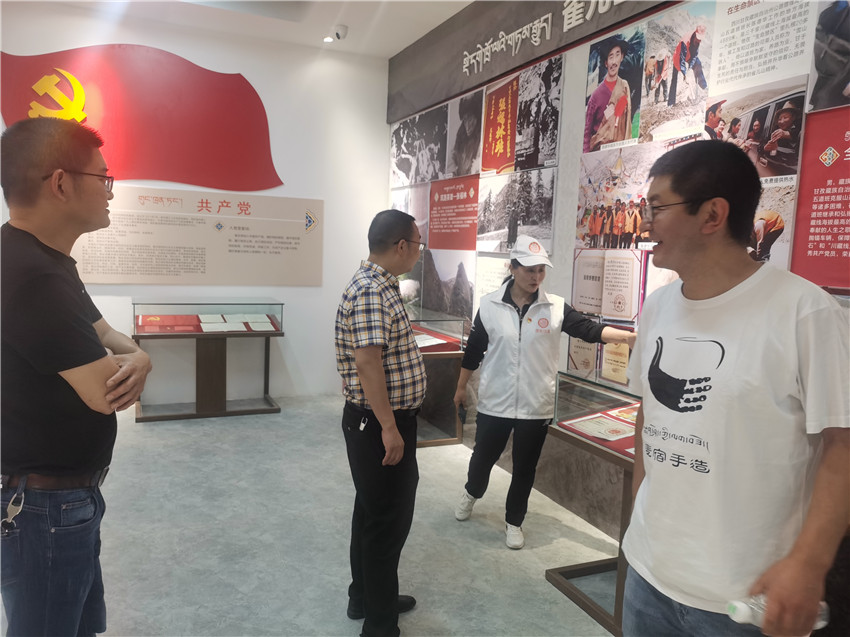 講解員.jpg 講解員.jpg