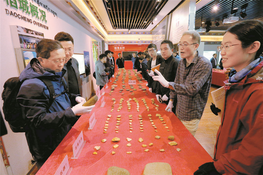 專家在室內(nèi).jpg 專家在室內(nèi).jpg