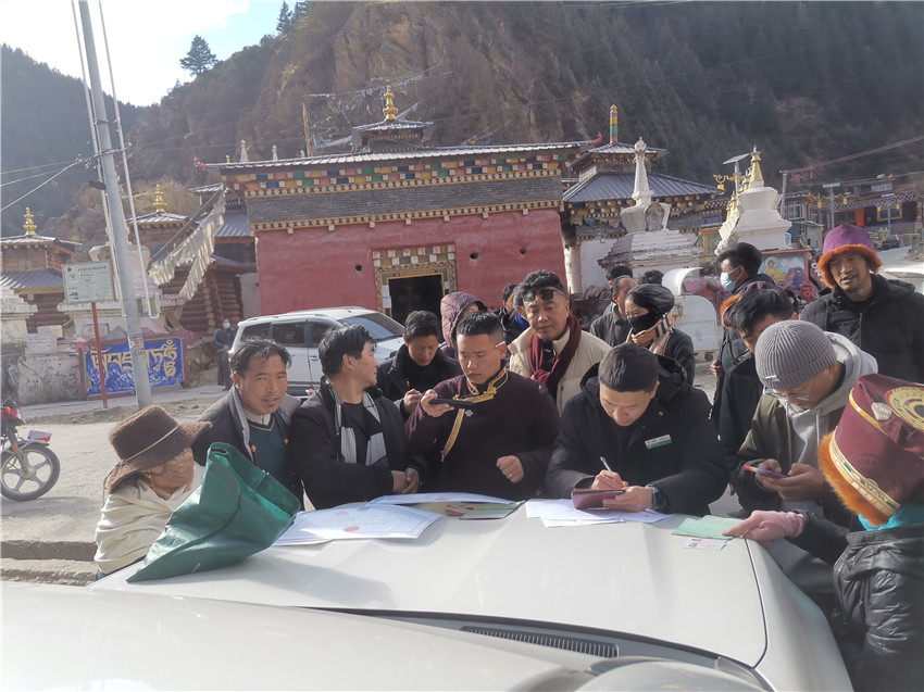 別樣的汽車銀行很接地氣，農(nóng)行德格縣支行開展農(nóng)戶信息建檔，現(xiàn)場為百姓開展金融服務(wù)。.jpg