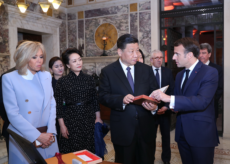 2019年3月24日，習近平在法國尼斯會見法國總統(tǒng)馬克龍。會見前，馬克龍向習近平贈送1688年法國出版的首部《論語導(dǎo)讀》法文版原著。