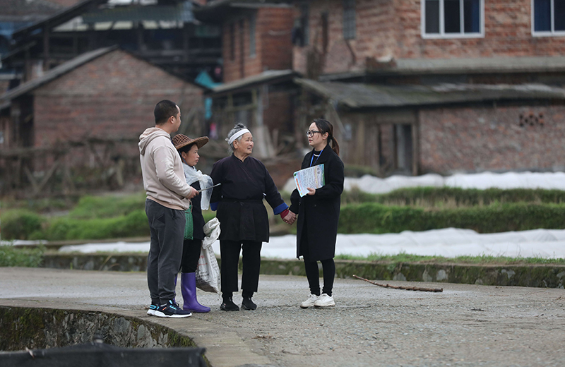 2022年3月24日，在廣西柳州市三江侗族自治縣良口鄉(xiāng)南寨村，紀(jì)檢監(jiān)察干部（右一、左一）在了解惠農(nóng)政策落實(shí)情況。