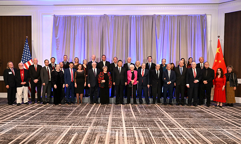 這是美國友好團(tuán)體聯(lián)合歡迎宴會(huì)開始前，習(xí)近平主席會(huì)見飛虎隊(duì)和史迪威將軍后人、鼓嶺、艾奧瓦州、華盛頓州等方面友好人士代表，同他們親切交談并合影留念。