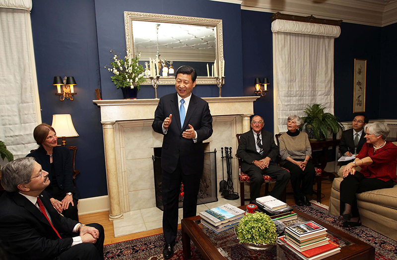 習(xí)近平2012年訪美時(shí)與老朋友敘舊場景。