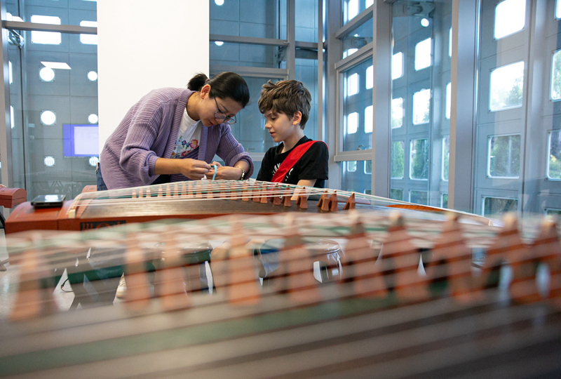 4月29日，在塞爾維亞貝爾格萊德中國文化中心，古箏指導老師王宣（左）在教學。新華社記者 李京 攝