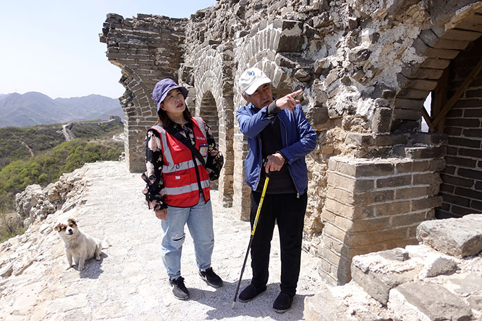 在明長城遺址上，梅景田給外甥女劉紅巖講述長城故事。