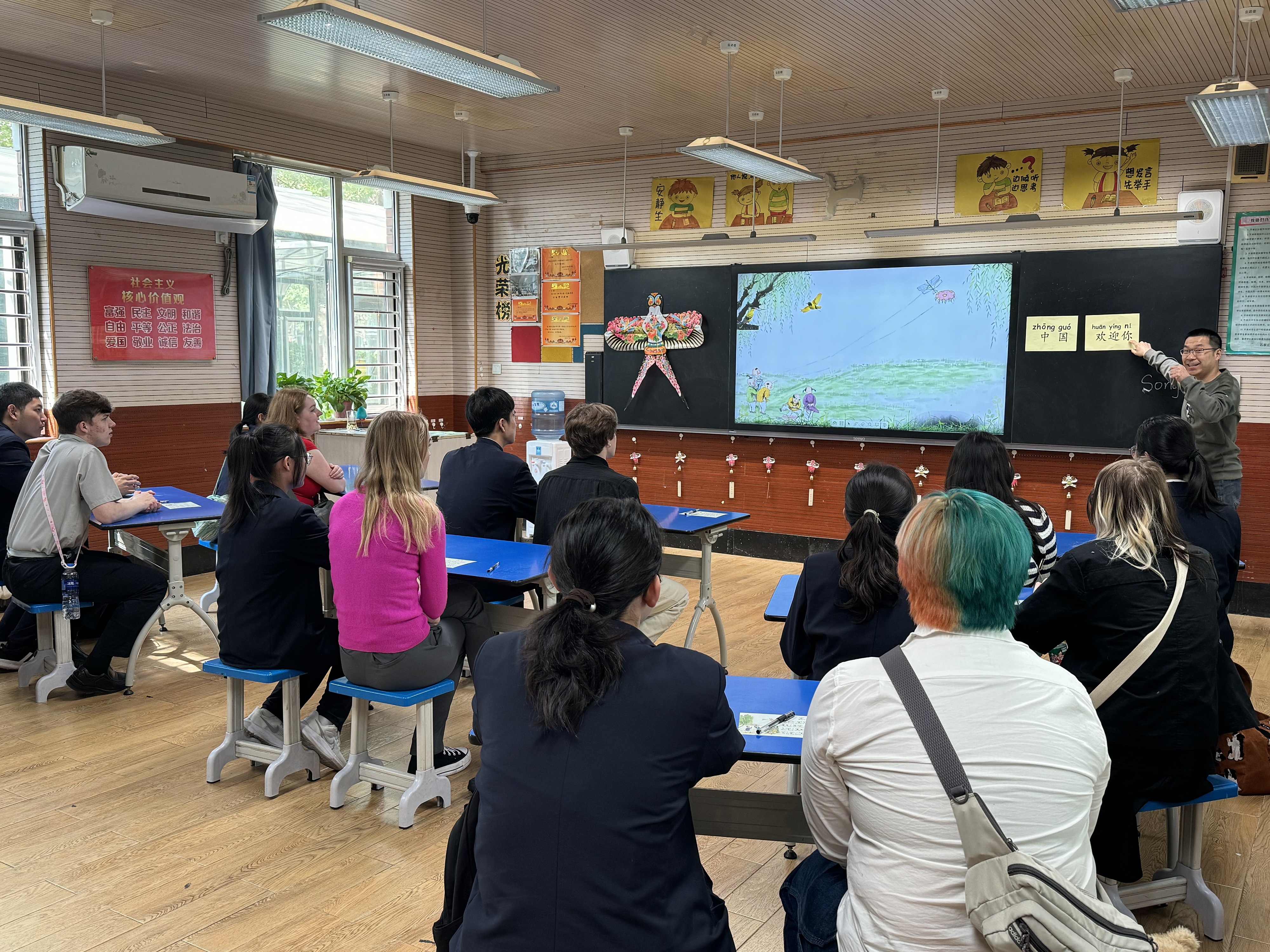 2024年4月20日，美國艾奧瓦州馬斯卡廷高中“友誼傳承”研學團來到石家莊外國語學校，中美學生同上一節(jié)中文課。