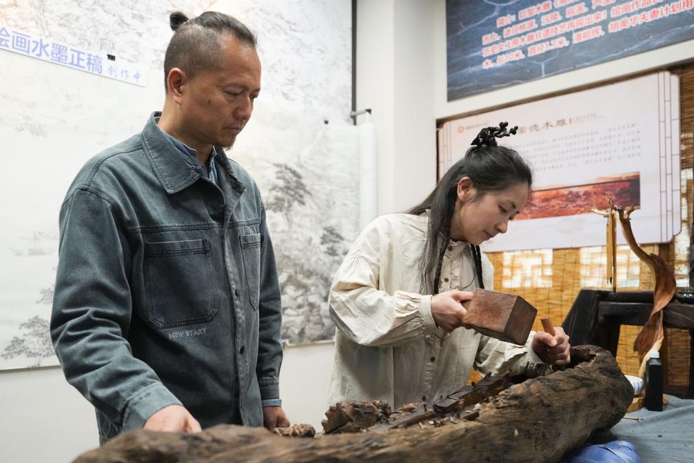 潘能輝和妻子胡美華在湖南常德河街展示木雕。新華社記者 薛宇舸 攝