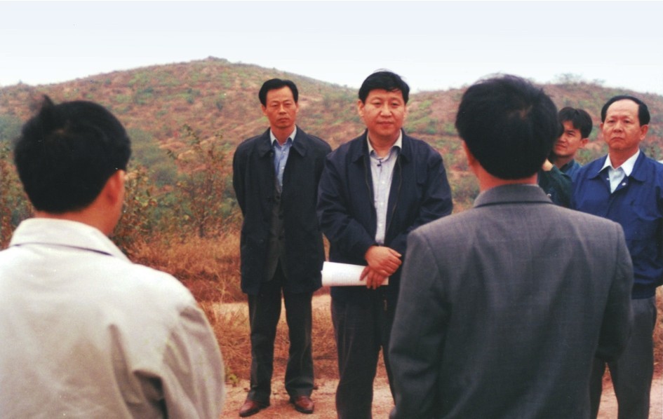 1999年11月，習近平在龍巖市長汀縣河田水土流失治理區(qū)調(diào)研。圖源：《習近平在福建（下）》