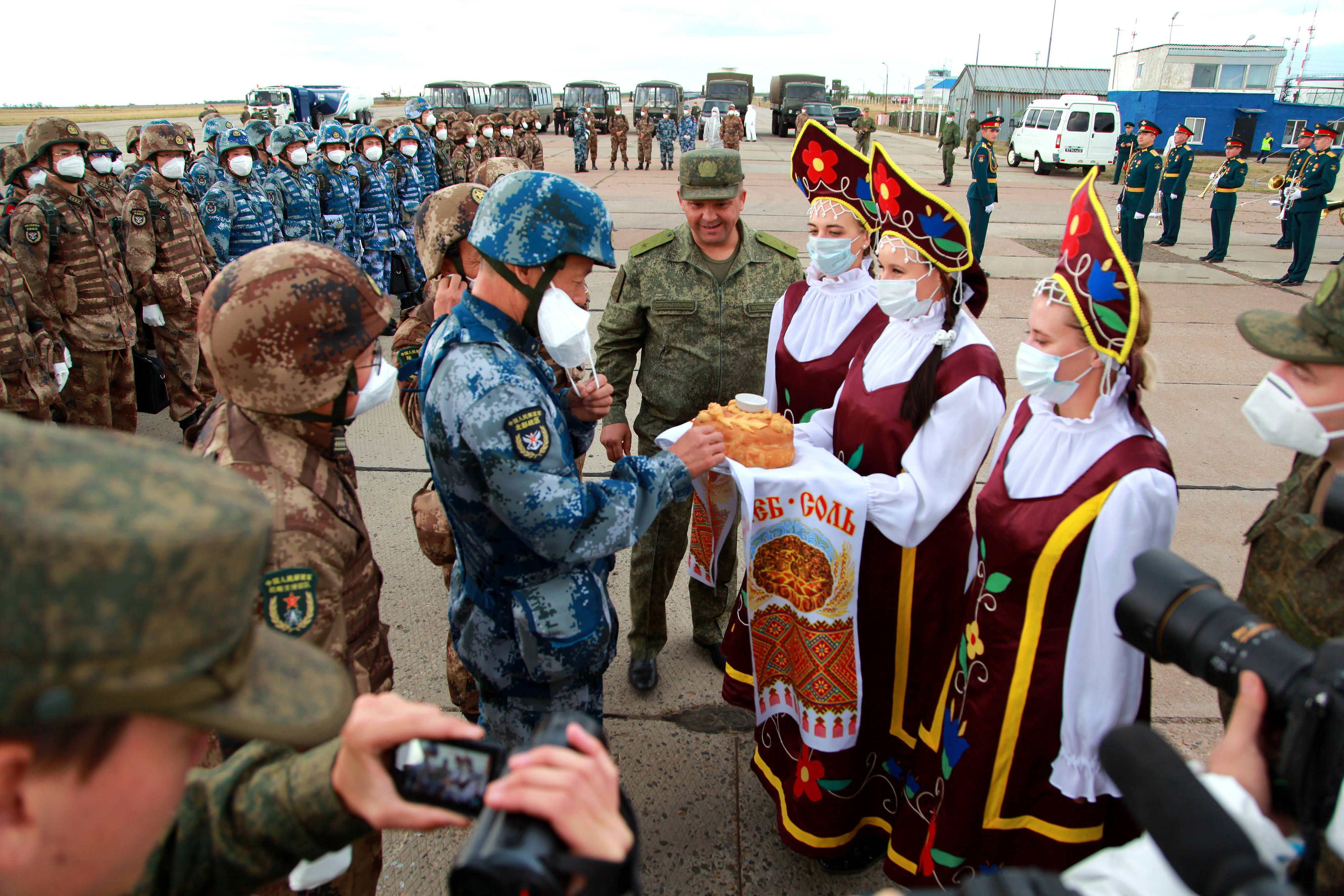 當(dāng)?shù)貢r(shí)間2021年9月10日，跨境參加“和平使命-2021”上海合作組織成員國(guó)聯(lián)合反恐軍演的中方部隊(duì)導(dǎo)演部抵達(dá)俄羅斯奧倫堡“東古茲”靶場(chǎng)演習(xí)地域。圖為俄方人員為中方人員舉行歡迎儀式。