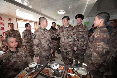 2014年1月26日中午，習(xí)近平來(lái)到連隊(duì)食堂，同戰(zhàn)士們一起用餐。新華社記者 李剛 攝