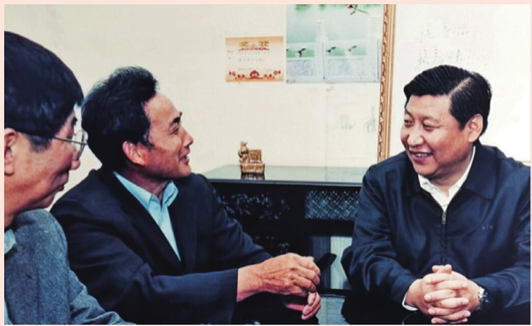 2003年4月24日，時(shí)任浙江省委書記習(xí)近平在浙江下姜村調(diào)研。