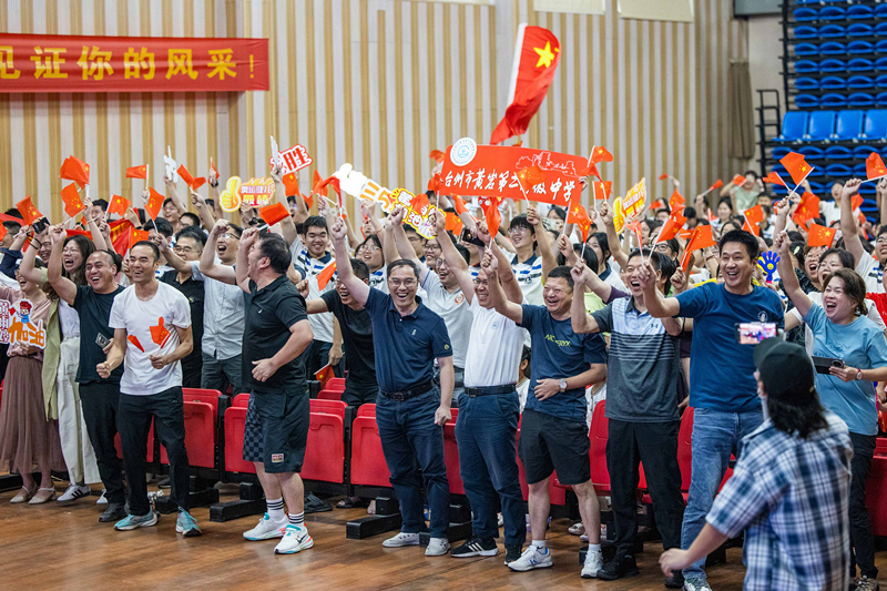 北京時間7月27日，2024年巴黎奧運會首個比賽日，在射擊10米氣步槍混合團體比賽中，中國選手黃雨婷/盛李豪獲得金牌。圖為黃雨婷的母校師生們通過收看奧運直播的方式為她加油助威。