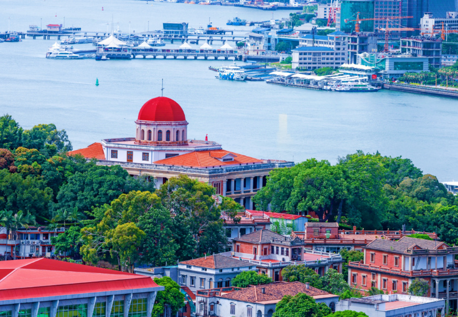 鼓浪嶼素有“萬(wàn)國(guó)建筑博物館”的美譽(yù)，八卦樓作為全國(guó)重點(diǎn)文物保護(hù)單位，是鼓浪嶼世界文化遺產(chǎn)核心要素之一。楊勁堅(jiān) 攝