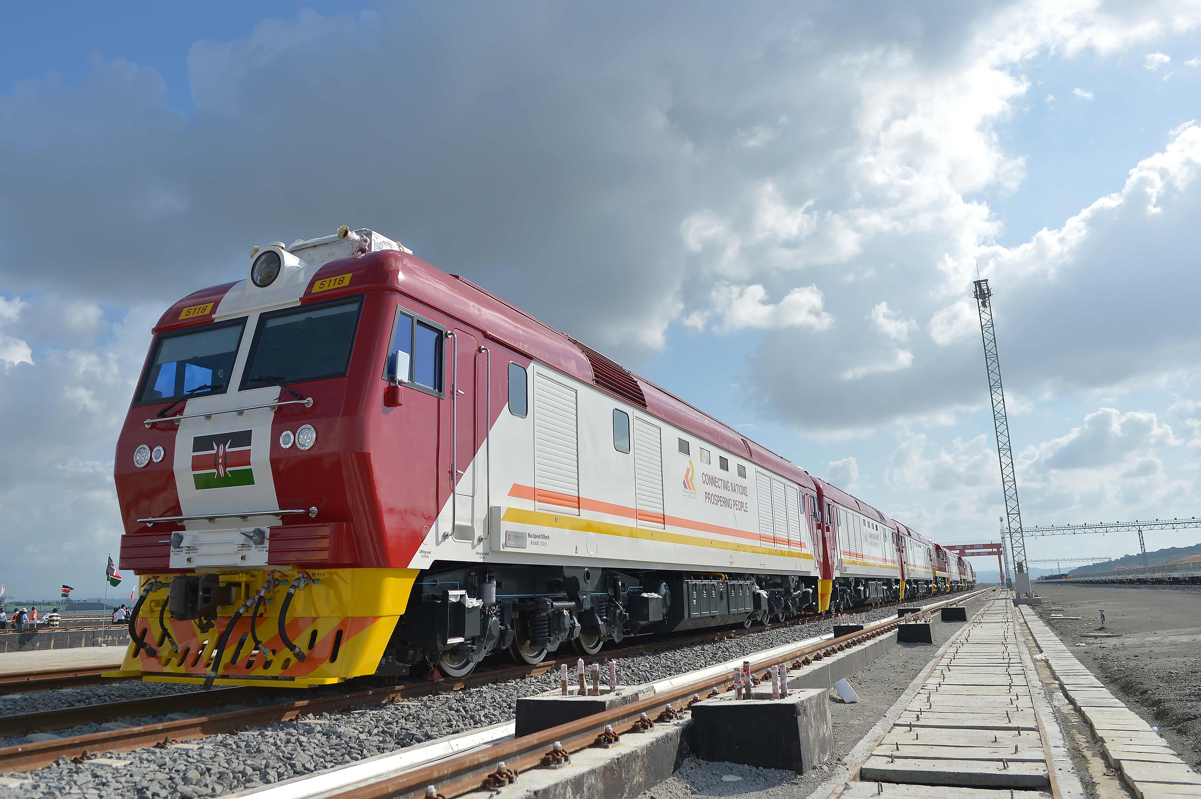 當(dāng)?shù)貢r間2017年5月30日，肯尼亞蒙巴薩，連接肯尼亞港口城市蒙巴薩和首都內(nèi)羅畢的蒙內(nèi)鐵路正式竣工通車。